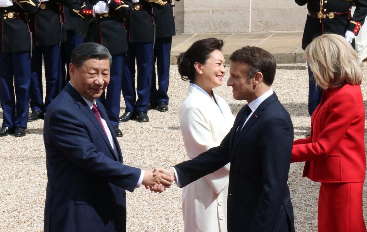 Xi Jinping, Emmanuel Macron | Macron je kitajskega voditelja pozval, naj v luči ruske agresije tesno sodeluje z Evropo in sprejme pravila svetovne trgovine. | Foto Reuters