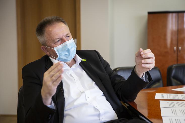 "Ne sme se nam ponoviti napaka iz obdobja finančne krize, ko smo zaradi nekaterih varčevalnih ukrepov marsikatero podjetje pripeljali do propada," opozarja Počivalšek. | Foto: Bojan Puhek