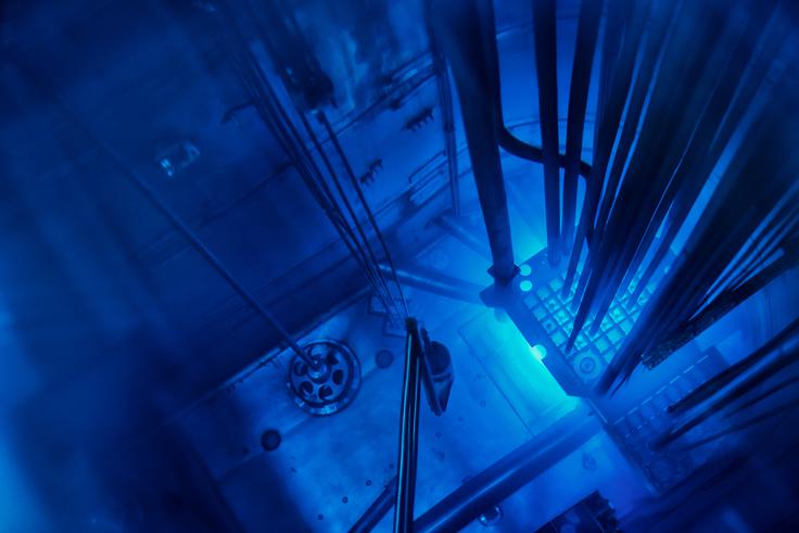 Proizvodnja električne energije v jedrski elektrarni deluje na podoben način kot v termoelektrarni, kjer lopatice turbine, ki poganja električni generator, obrača vodna para, ki nastaja s segrevanjem vode. Razlika je v tem, da vodo v termoelektrarni uparja sežiganje fosilnih goriv, medtem ko v jedrski elektrarni to nalogo opravlja jedrski reaktor. V reaktorju poteka proces, ki ga imenujemo jedrska fisija oziroma cepitev atomskih jeder. | Foto: Shutterstock