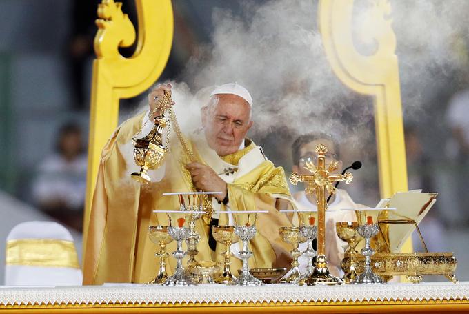 Papež je na Tajsko, prvo postajo tokratnega apostolskega potovanja po Aziji, dopotoval v sredo. | Foto: Reuters