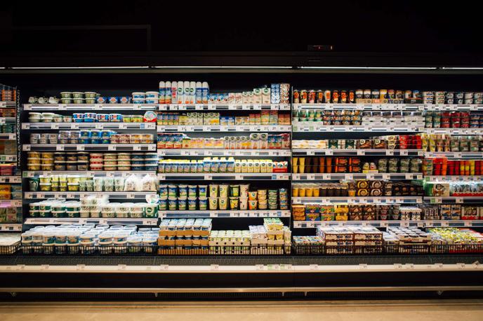 trgovina, izdelki, police |  Podatki statističnega urada kažejo, da se je hrana v zadnjem letu podražila za skoraj 15 odstotkov. | Foto STA