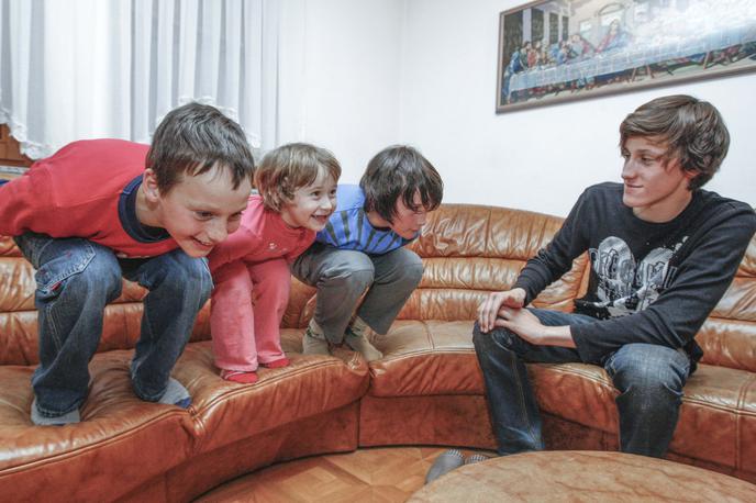 družina Prevc | Fotograf Gorazd Kavčič je leta 2010 za Gorenjski glas posnel preroško skakalno fotografijo - bodoče medaliste olimpijskih iger v skokih (od leve: Domen, Nika, Cene in Peter Prevc).  | Foto Gorazd Kavčič