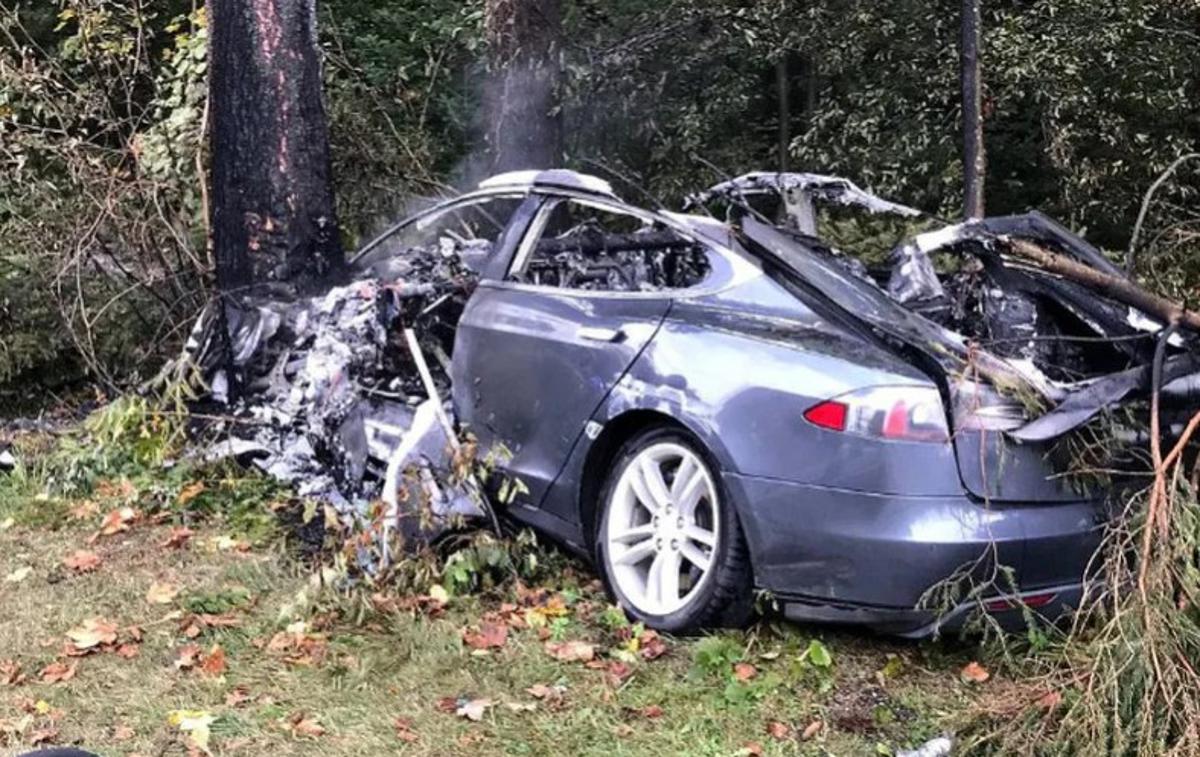 Tesla požar | Ostanki avstrijske tesle model S po nesreči. Njen lastnik je dolgo iskal rešitev za ustrezno reciklažo. (foto: gasilci)