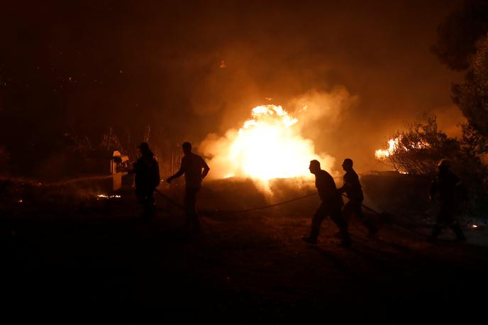 požar | Gasilci imajo te dni veliko dela, v zimskem času so požari pogosti zaradi nevzdrževanih dimniških naprav. Fotografija je simbolična.  | Foto Reuters