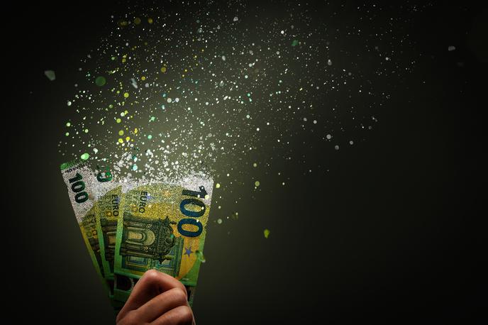 Evri, evro, bankovec, 100 evrov | Najvišjo minimalno plačo v EU so januarja prejeli zaposleni v Luksemburgu, 2571 evrov bruto, najnižjo pa v Bolgariji, 477 evrov. | Foto Shutterstock