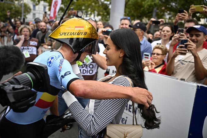 Remco Evenepoel se je uspeha veselil z ženo Oumaïmi Rayane. | Foto: Reuters