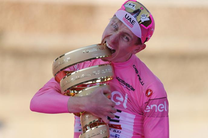 Tadej Pogačar | Tadej Pogačar je vnovič navdušil kolesarski svet. Tokrat z veliko zmago na Giru d'Italia. | Foto Reuters