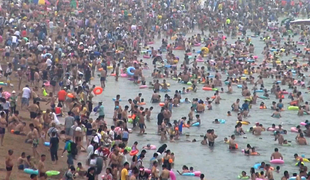 Kako je videti, ko na eno plažo pride 130 tisoč ljudi? #foto #video