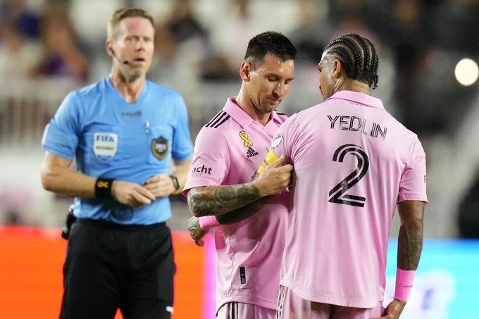 Lionel Messi je v 37. minuti kapetanski trak predal Američanu DeAndreju Yedlinu. | Foto: Reuters