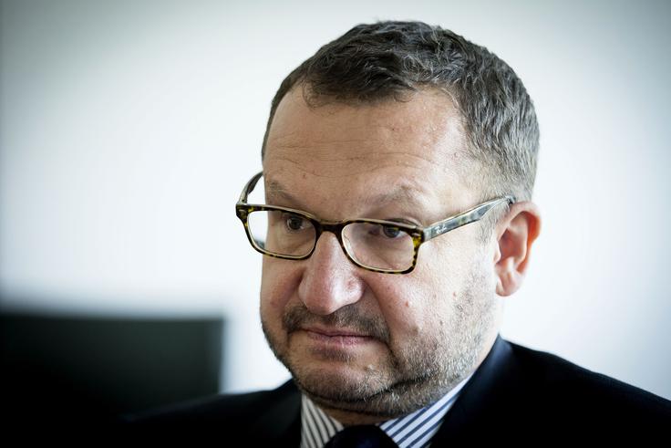 "Prihodki v naši širši regiji marsikomu ne omogočajo dostopa do klasičnih zavarovalnih produktov. Tako imajo ljudje veliko premoženja nezavarovanega, pri čemer je lahko včasih resno ogrožen tudi njihov edini prihodek. Breme te škode se velikokrat prenaša na državo in davkoplačevalce," pojasnjuje direktor agencije za zavarovalni nadzor Sergej Simoniti. | Foto: Ana Kovač