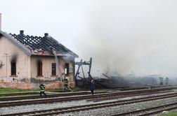 Velik požar v Osijeku. Zagorelo skladišče Hrvaških železnic. #video