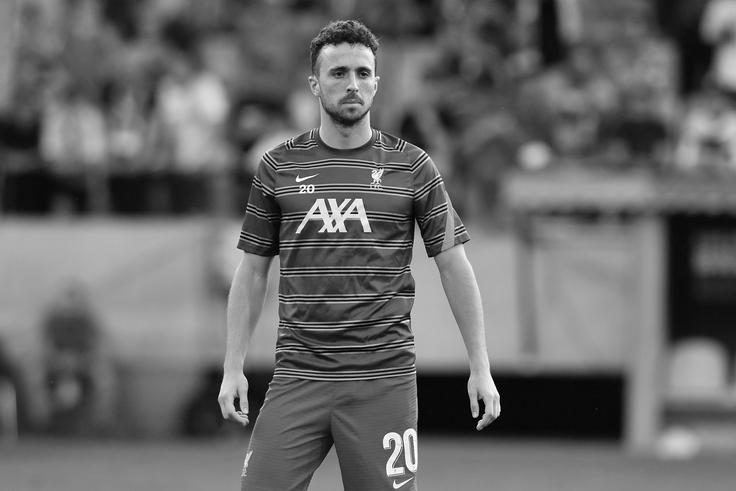 V prometni nesreči v Španiji, zgodila se je 3. julija 2025 na avtocesti A-52 v provinci Zamora, je ugasnilo življenje Dioga Jote. Portugalski nogometni zvezdnik je umrl po sanjski sezoni, v kateri je z Liverpoolom postal angleški prvak, nato pa z reprezentanco osvojil še ligo narodov. 22. junija se je v Portu poročil z dolgoletno srčno izbranko Rute Cardoso, le 11 dni pozneje pa izgubil življenje. Pokojni zvezdnik Liverpoola je bil za volanom, lamborghiniju pa je ob prehitevanju ob neprilagojeni hitrosti počila pnevmatika, zaradi česar je zdrsnil s ceste in zagorel. V nesreči je umrl tudi njegov sopotnik, brat Andre Silva. Jota je za seboj pustil tri otroke. Liverpool je po njegovi smrti upokojil številko 20. | Foto: Guliverimage