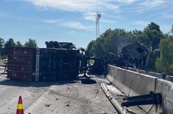 Tovornjak trčil v betonski zid in zagorel, popolna zapora štajerske avtoceste #foto
