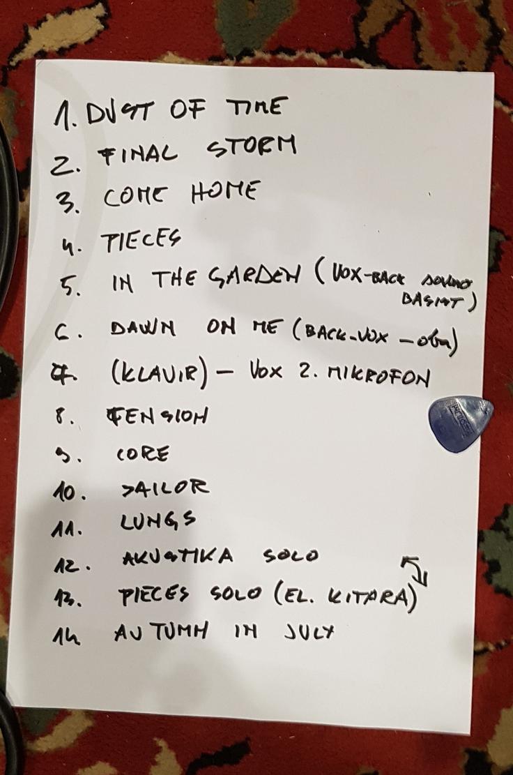 "Setlisto" je na roke spisal vodja skupine Jardier Alex Raztresen tik pred koncertom in nanjo uvrstil tri še neznane skladbe. Tudi na njej ni zapisanih imen novih skladb.
 | Foto: Metka Prezelj