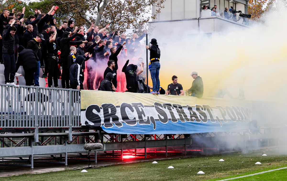 FC Koper, navijači | Strast koprskih navijačev je tokrat klubsko blagajno olajšala za 1150 evrov. | Foto Aleš Fevžer