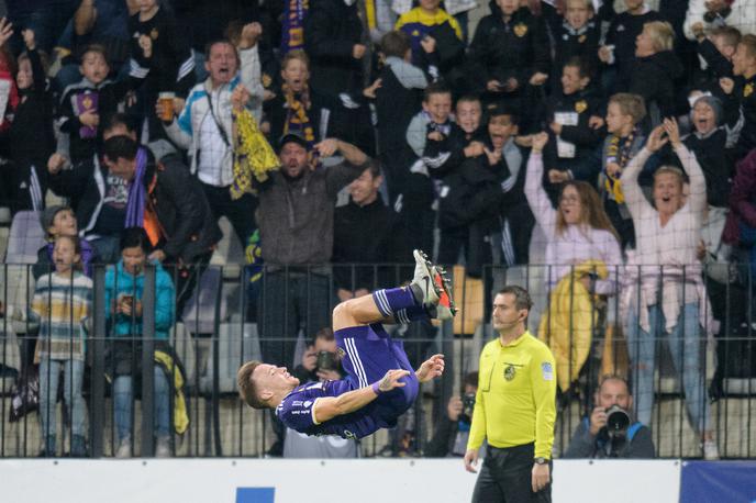 NK Maribor NK Olimpija | Dino Hotić je derbi z Olimpijo začel imenitno in zadetek za 1:0 proslavil s salto, nato pa prejel rdeči karton in pustil soigralce na cedilu. | Foto Mario Horvat/Sportida