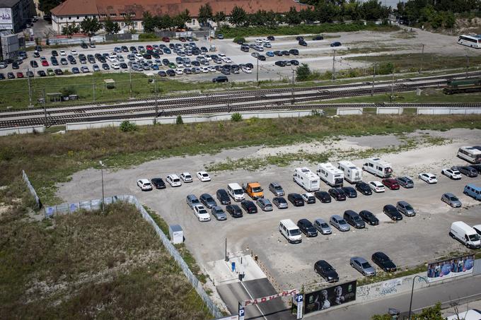 Na zemljišču, kjer naj bi stali nov potniški center, nakupovalno središče in hotel, so Slovenske železnice odprle parkirišča. | Foto: Bojan Puhek