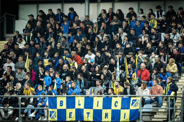 Beltinci, ki prihajajo iz najbolj nogometne vasi v Sloveniji, imajo ogromno zvestih navijačev. Zagotovo jih bo veliko 24. aprila odpotovalo v Novo Gorico. | Foto: Jure Banfi/alesfevzer.com