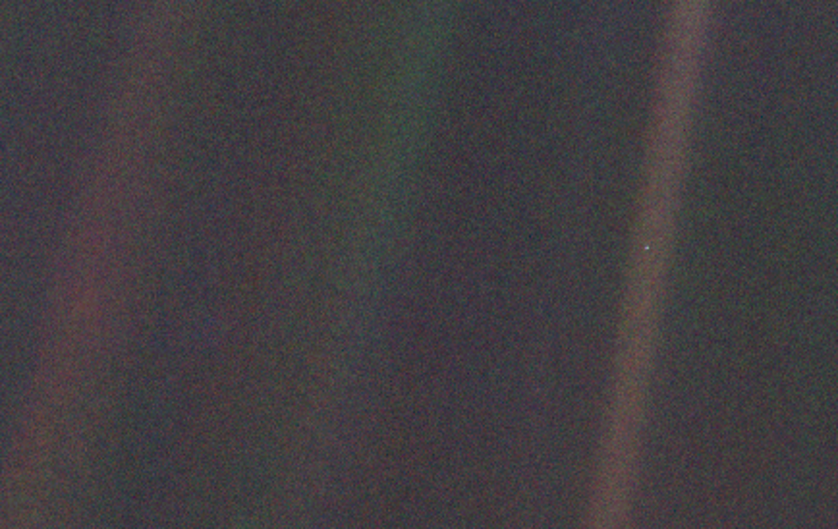 Bleda modra pika | Bleda modra pika, ena najbolj znanih fotografij človeškega raziskovanja vesolja. Naš planet je svetla pika v desnem snopu svetlobe. | Foto Wikimedia Commons