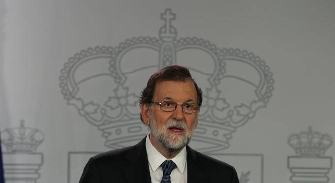 ... španski senat pa je potrdil začasni odvzem avtonomije Kataloniji v skladu s 155. členom španske ustave. Mariano Rajoy je Špance pozval, naj bodo mirni, ter napovedal, da bodo znova vzpostavili pravno državo. Ukrepe zoper katalonske oblasti so že zapisali v uradni list. | Foto: Reuters