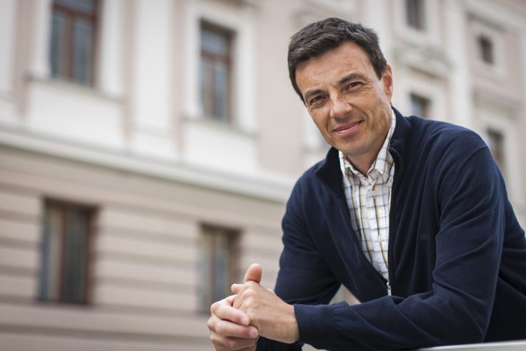 Dr. Dejan Dinevski poudarja izvornost v jogi. Joga sama in njeni učinki so namreč celoviti takrat, ko vsebuje tako telesne, dihalno-energetske vaje kot tudi meditacijo ter duhovno-filozofski vidik. | Foto: Bojan Puhek