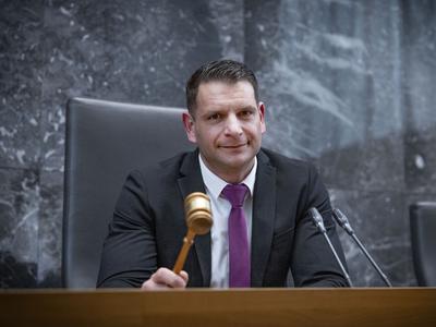 Odbor DZ podprl predlog spremembe zakona o vladi