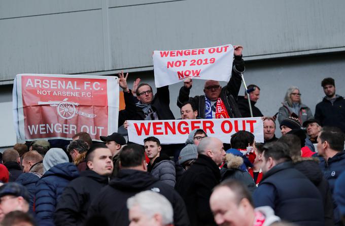"Wenger out!" so zapisi, ki jih v zadnjem letu pogosto vidimo na štadionih v Londonu in tudi drugje. | Foto: Reuters