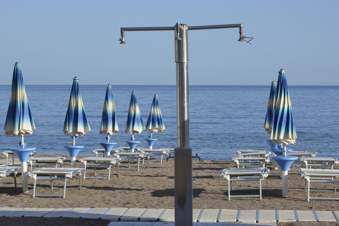 Plaža tuš | Na javnih kopališčih v upravljanju občinskih komunalnih podjetij bodo spet začele delovati prhe. | Foto Getty Images
