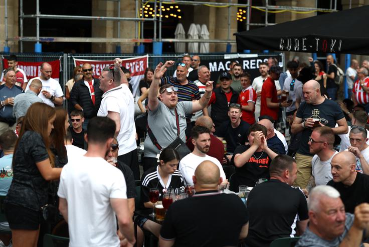 Manchester United v Baskiji spremljamo tudi številni navijači. | Foto: Reuters