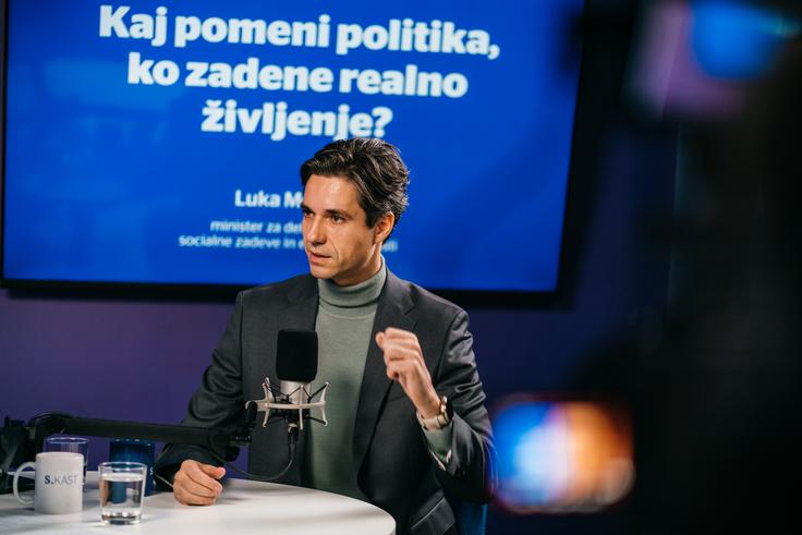 Mesec pove, da če politiko gledamo skozi medije, vidimo predvsem slabe novice, afere in slab teater.  | Foto: Jan Lukanović