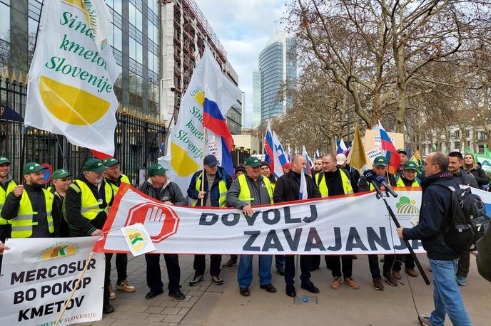 Protest kmetov v Bruslju | "Tukaj smo zato, ker želimo tudi slovenski kmetje povedati, da smo del velike družine evropskih kmetov in zato, ker naslavljamo praktično iste probleme, kot jih celotna Evropa," je ob robu protesta v izjavi za slovenske medije dejal predsednik KGZS Jože Podgoršek. | Foto STA