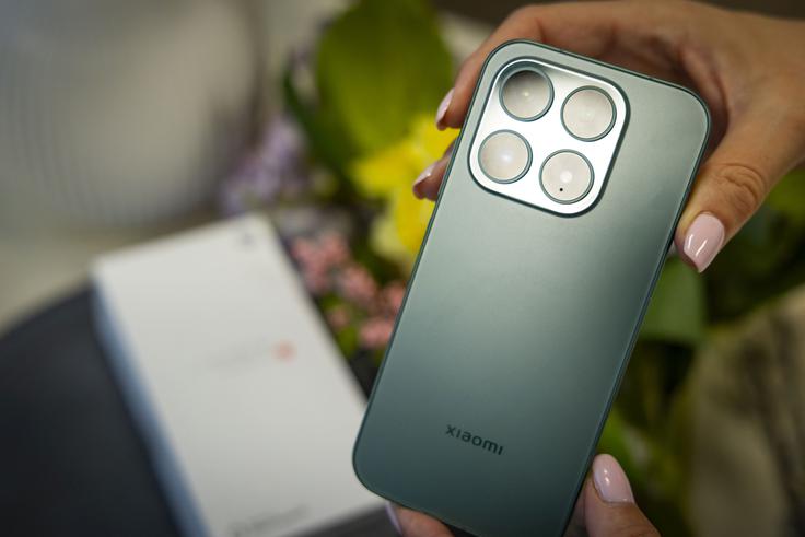 Za fotografiranje oddaljenih motivov poskrbi Leicin 60-milimetrski telefoto objektiv s plavajočo zasnovo in solidno petkratno optično povečavo.  | Foto: Bojan Puhek