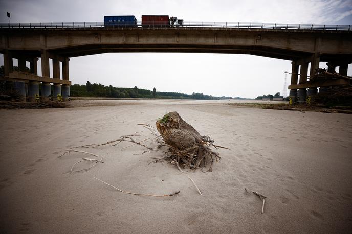Prazna struga reke Pad | Mogočna reka Pad, največja v Italiji, je nerazpoznavna. Na več mestih celo presiha. | Foto Reuters