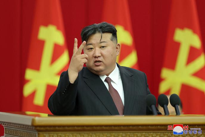Kim Jong Un | Severnokorejski mediji so v ponedeljek poročali, da je bila izstrelitev odgovor na vojaške vaje, ki so jih minuli teden južno od otoka Jeju izvedle južnokorejska, ameriška in japonska vojska. | Foto Reuters