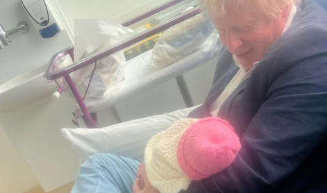 Bivši britanski premier Boris Johnson dobil devetega otroka