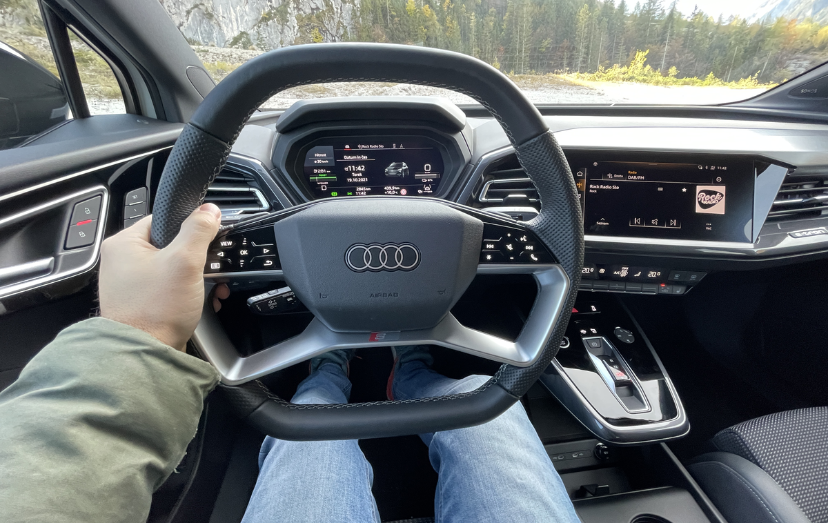 Audi Q4 e-tron | Audi je pri modelu Q4 e-tron dodobra prevetril svojo potniško kabino, v kateri je v ospredju nov volan z novimi stikali, občutljivimi na dotik. | Foto Gašper Pirman