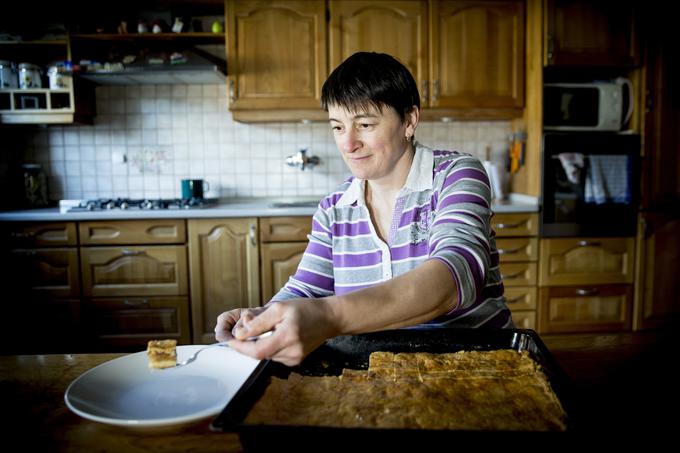 Andreja zelo rada in zelo dobro kuha. Vsekakor se splača poizkusiti njene dobrote, za katere pa se je treba predhodno najaviti, saj ima družina na kmetiji ves čas delo in hraan ni pripravljena v naprej. | Foto: Ana Kovač