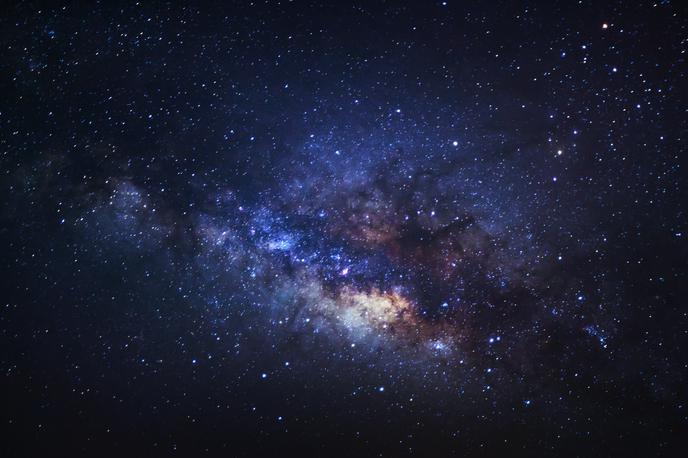 Vesolje. Zemlja | V primerjavi z našim Osončjem naj bi bil planet podoben plinskima velikanoma Jupitru in Saturnu. Domnevno ga obdaja gost oblak plina, kar pomeni, da na njem ni mogoče življenje, bi pa lahko v orbiti imel lune, primerne za živa bitja. | Foto Shutterstock