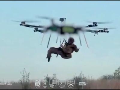 Zgodovinski podvig v Ukrajini: ranjenega vojaka s fronte rešili z dronom #video