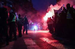 Privrženci vladajoče srbske stranke brcali in psovali protestnike