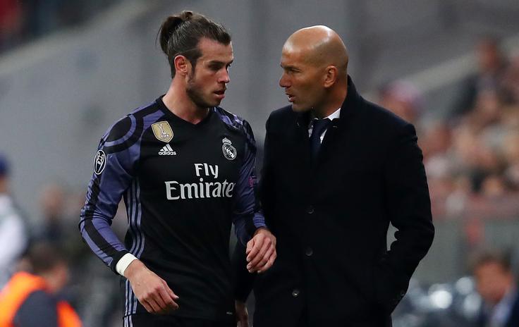 Bayern Real Valižan Gareth Bale v pogovoru s trenerjem po menjavi. | Foto: Reuters