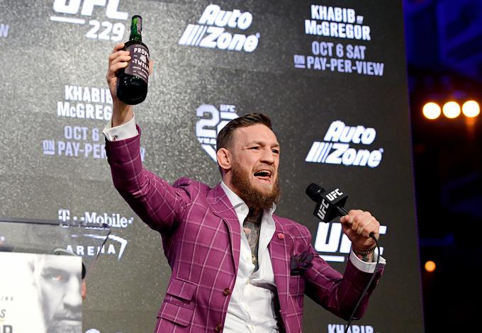 Irec je novinarsko konferenco izkoristil za promocijo svojega viskija. S predsednikom UFC Dano Whitom je tudi nazdravil. | Foto: Getty Images
