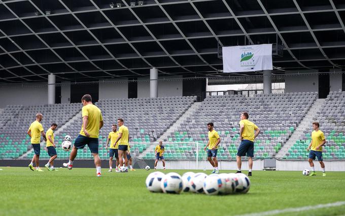 Domžalčani so v torek preizkusili zelenico največjega slovenskega športnega objekta, štadiona v Stožicah. | Foto: 