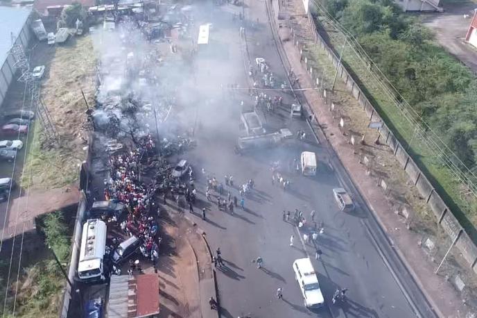 eksplozija sierra leone | Po nekaterih navedbah naj bi med drugim zgorel avtobus, poln ljudi, plameni pa so zajeli tudi bližnje trgovine in stojnice. | Foto Reuters