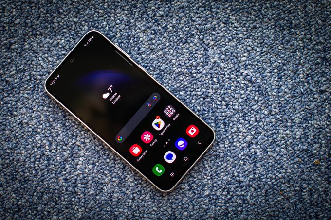 Samsung Galaxy S23 FE ima nameščen operacijski sistem Android 13 s Samsungovim uporabniškim vmesnikom One UI. Programske nadgradnje bodo sledile še štiri leta, varnostni popravki pa še eno leto dlje. | Foto: Gaja Hanuna