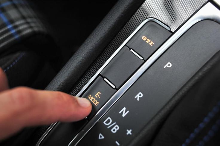 Se pa da s tem avtomobilom v mestu precej učinkovito voziti na elektriko in več kot je tovrstnih urbanih električnih kilometrov, več goriva ostane v bencinskem rezervoarju. Na ta način se povprečno porabo goriva, da približati tudi petim litrom, ampak v tem primeru ne boste uživali v njegovi dinamiki temveč vozili izrazito varčno. | Foto: 