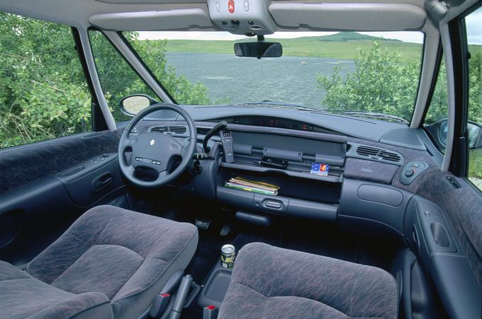 V tretji generaciji so v notranjosti merilnik hitrosti prestavili na sredino armaturne plošče. | Foto: Renault
