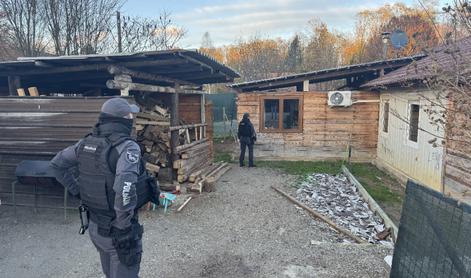 Na terenu posebna enota policije, ki je opravila hišno preiskavo #foto