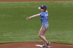 Carly Rae Jepsen pogorela pri bejzbolu