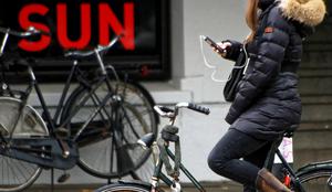 Nizozemska namerava prepovedati uporabo telefona na kolesu
